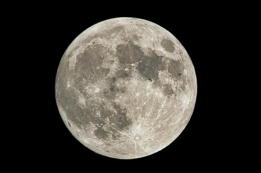 آسمان میں مکمل چاند