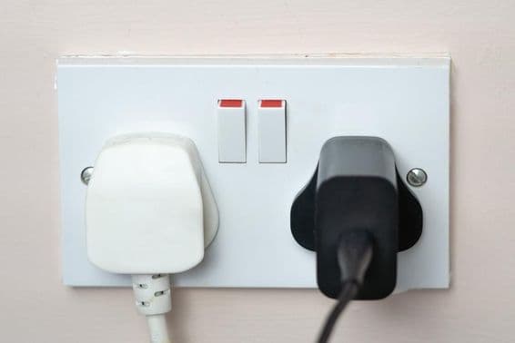 دیوار میں انگریزی ساکٹ کے ساتھ سوئچز۔