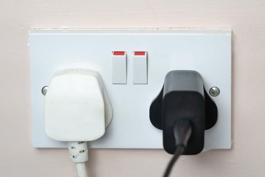 دیوار میں انگریزی ساکٹ کے ساتھ سوئچز۔