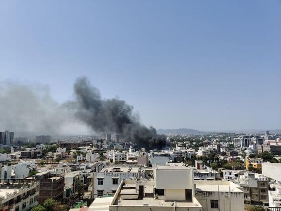 شہر کے اوپر سے کالی موٹی دھویں کی لاقوں کا عروج۔