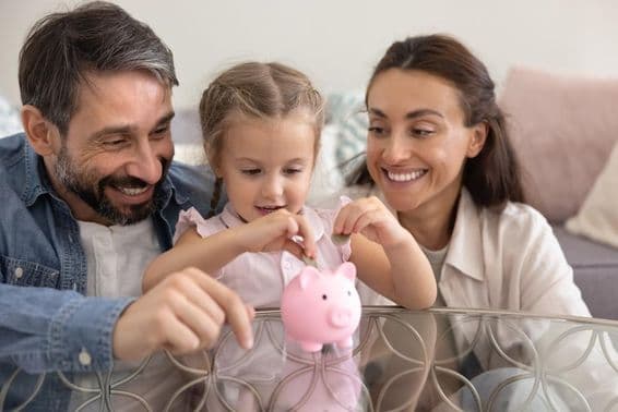 خوش والدین بیٹی کو پیسے بچانے کا درس دے رہے ہیں۔