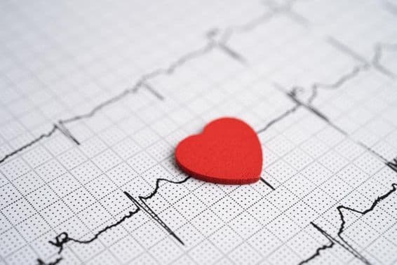 ایک ECG کے ساتھ ایک سرخ دل۔