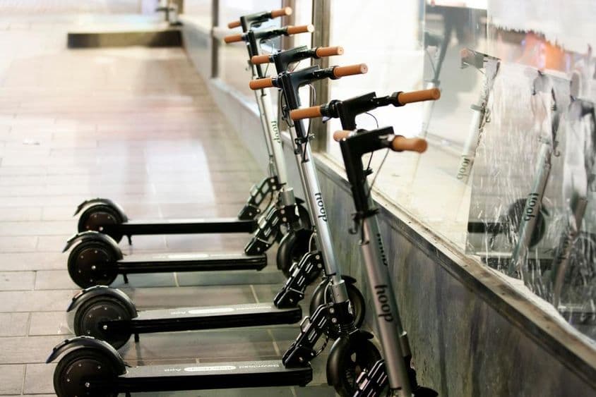 سلور/گرے کرایے کا الیکٹرک سکوٹر ہوپ سے