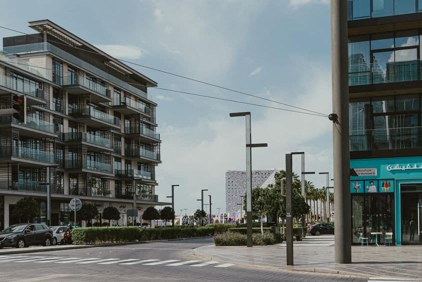 دبئی سٹی واک میں المستقبل اسٹریٹ کا جدید اپارٹمنٹس کے ساتھ منظر۔