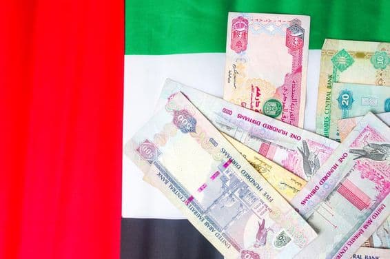 قومی پرچم کے اوپر رکھے گئے یو اے ای درہم کے نوٹ