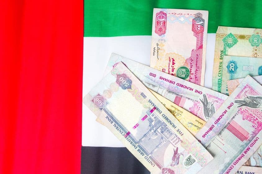 قومی پرچم کے اوپر رکھے گئے یو اے ای درہم کے نوٹ