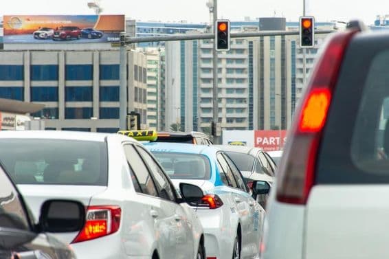 دبئی شہر میں ٹریفک جام۔