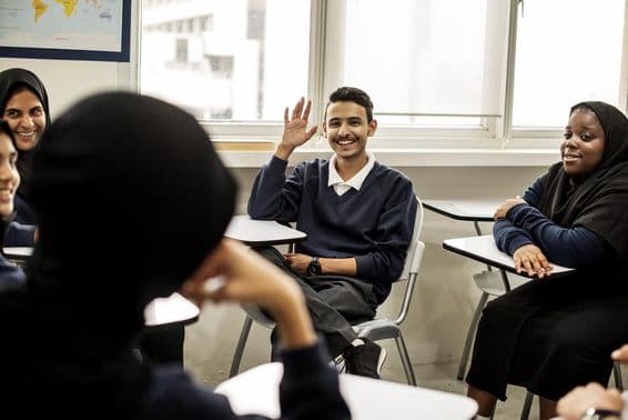 دبئی میں ایک کلاس روم میں پڑھتے ہوئے مسلمان بچے۔