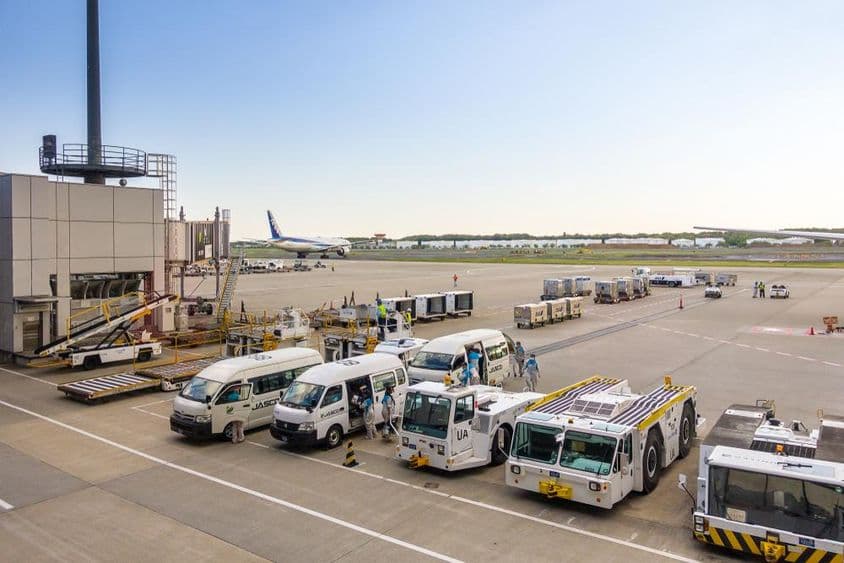 طیاروں کی زمینی خدمات کی گاڑیاں۔