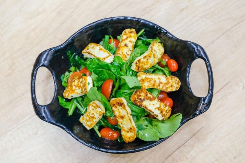 شیز ترکاری جس میں آروگولا کے پتے اور چیری ٹماٹر ہیں۔