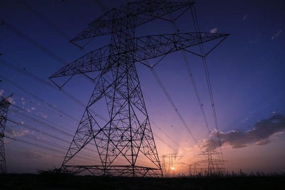 غروب آفتاب کے وقت دبئی کی منظر کشیر کے ساتھ ہائی وولٹیج ٹاورز۔