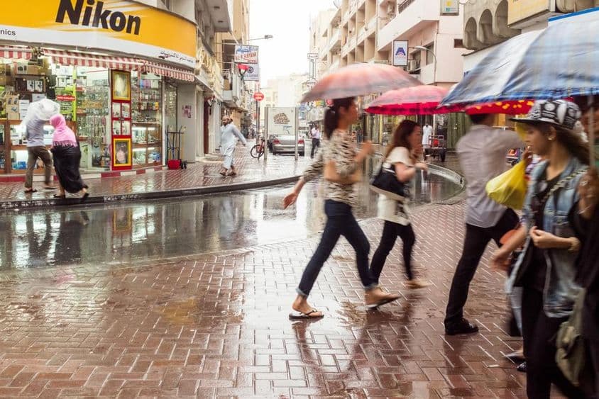 دبئی کے دیرا کی گلیوں میں ایک نادر بارش والا دن