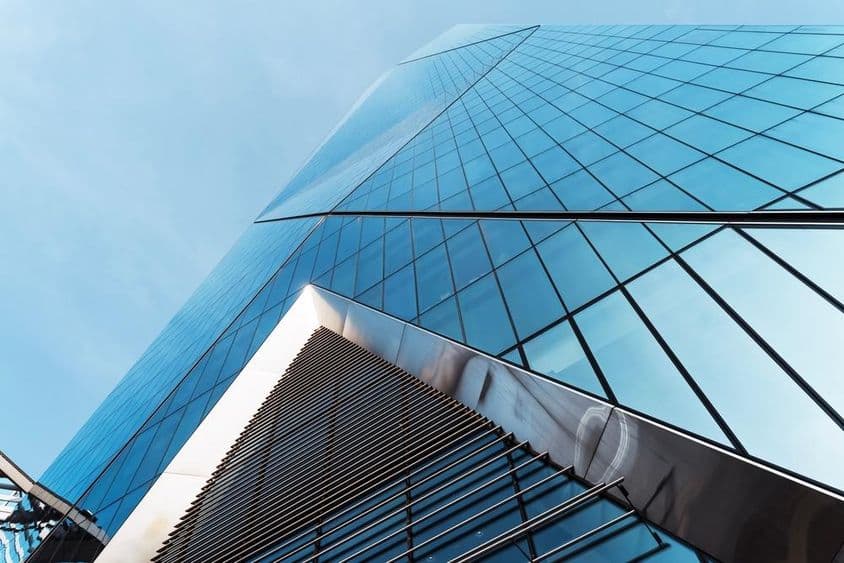 دبئی کی ایک آفس بلڈنگ کا سامنے کا منظر۔