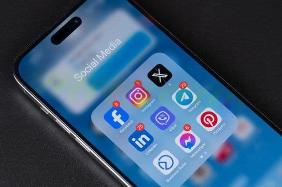 سمارٹ فون کے مینو میں آئی فون کی سوشل میڈیا ایپ۔
