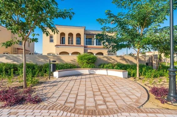 دبئی لینڈ میں سیرینا ولا کمیونٹی میں بچوں کا کھیل کا میدان اور کھیل کے علاقے۔