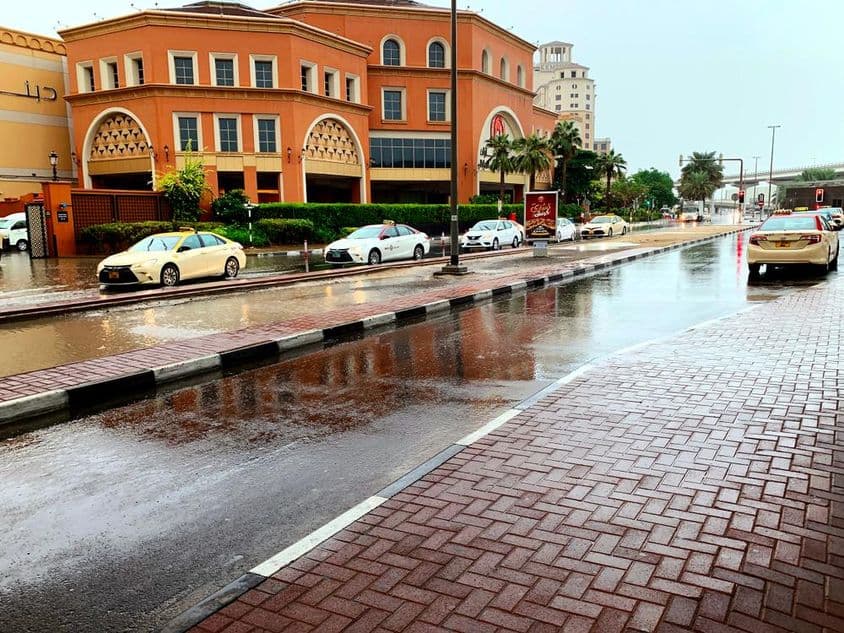 بارش کے دوران دبئی کی سڑکوں پر چلتی ہوئی کاریں۔
