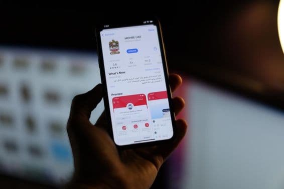 اسمارٹ فون سکرین پر MOHRE ایپ۔