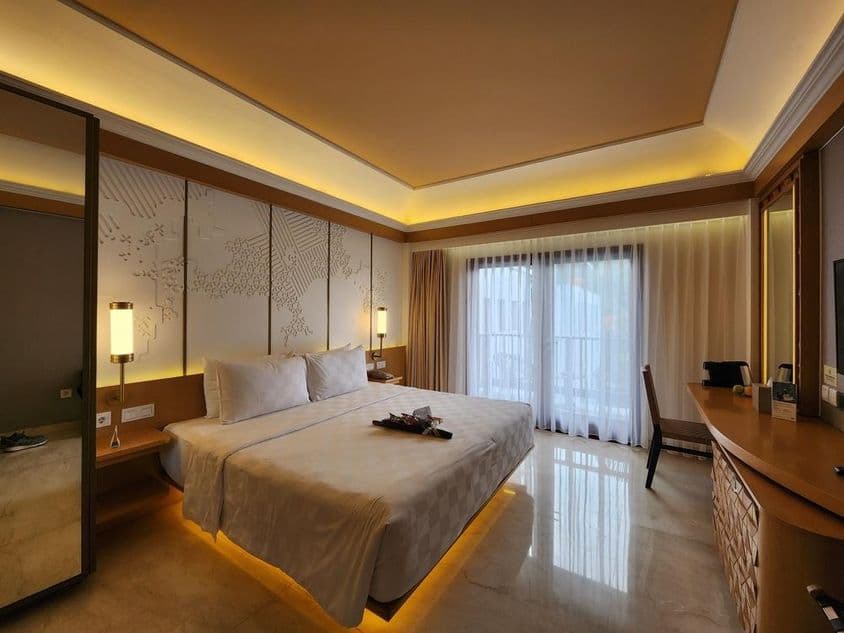 لگژری ہوٹل کا کمرہ، جدید کلاسک طرز، آرام دہ ماحول۔