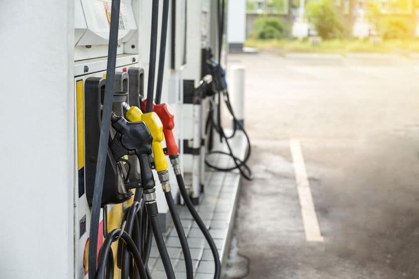 دبئی میں ایک پیٹرول پمپ پر ایندھن کی نوزلز