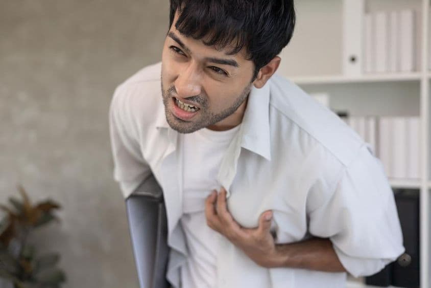 دل کے حملے سے متعلق سینے کی علامات۔