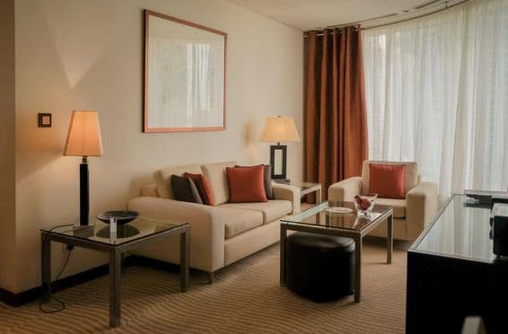 دبئی کے اپارٹمنٹ کا جدید اور روشن اندرونی منظر۔