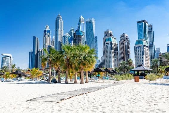 دبئی جمیرا ساحل پر متحدہ عرب امارات میں ہاربر فلک بوس عمارتیں