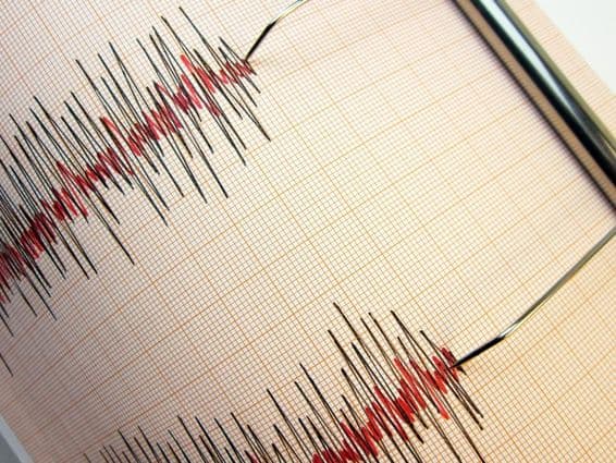 زلزلے کی سیسمک حرکت ریکارڈ کرنے والا سیزموگراف۔