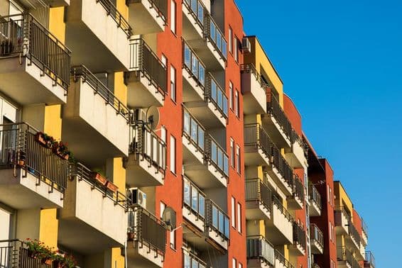 رنگین فصیل کے ساتھ دبئی کی رہائشی عمارت۔