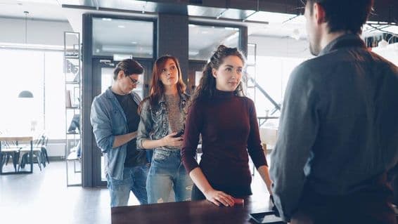 لوگ قطار میں کھڑے ہیں۔