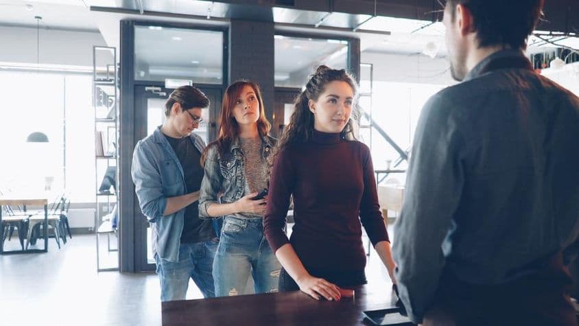 لوگ قطار میں کھڑے ہیں۔