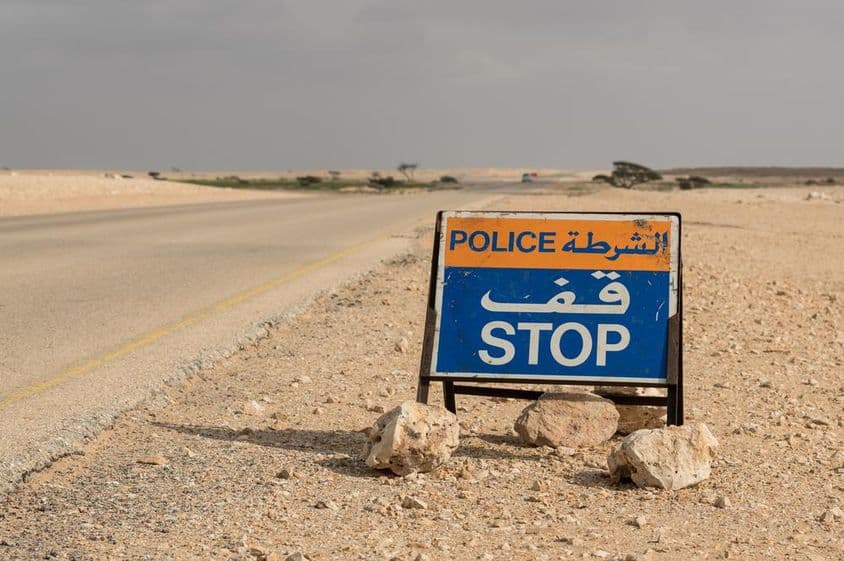 صحرا کی سڑک پر پولیس اسٹاپ سائن۔