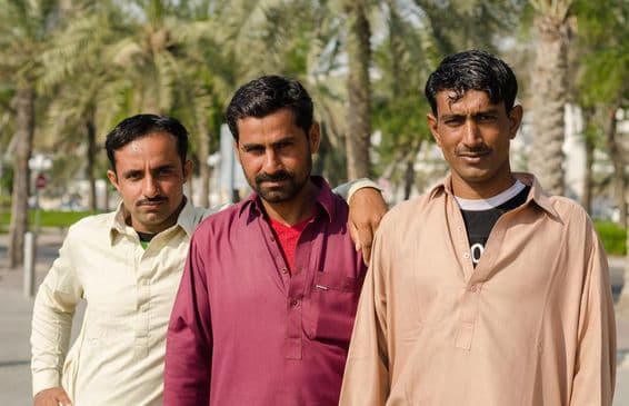 دیرا کے نزدیک بر دبئی میں پاکستانی مرد تعمیراتی کارکن