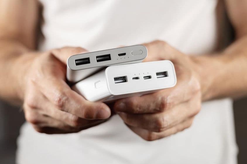 دو خارجی بیٹریاں ہاتھ میں پکڑی ہوئی ہیں