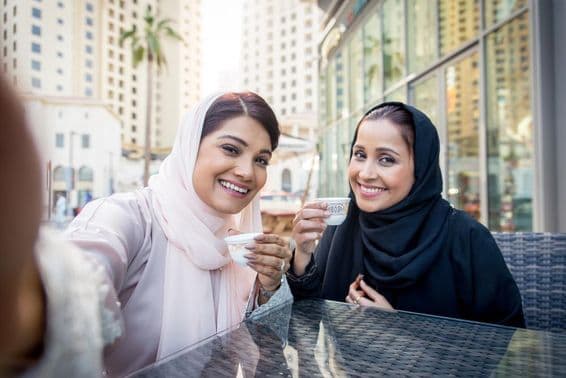 دبئی میں باہر کافی کا مزہ لیتی عرب خواتین