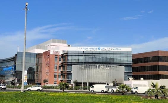 این ایم سی رائل ہسپتال کے بیرونی جلوہ کی تصویر۔