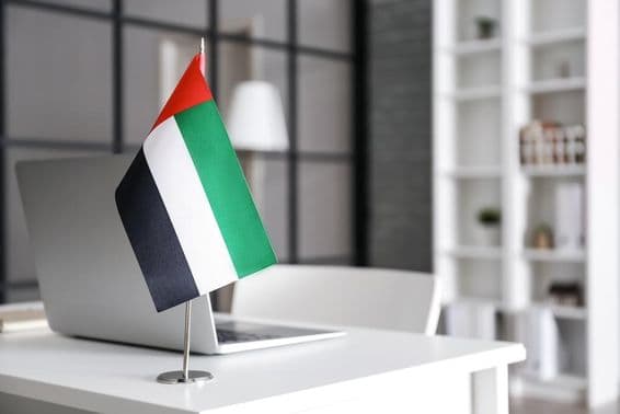 جدید دفتر میں میز پر متحدہ عرب امارات کا پرچم