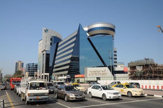 دبئی کے جدید شہر کے علاقے کی گلی کا منظر۔