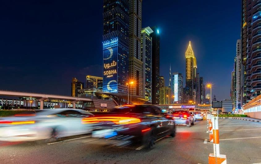رات کے وقت دبئی کی شیخ زائد سڑک