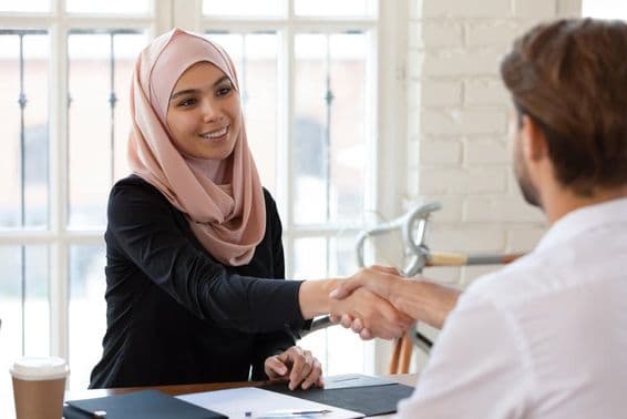 عرب خاتون ایچ آر مینیجر نے حجاب میں مرد امیدوار سے مصافحہ کی۔