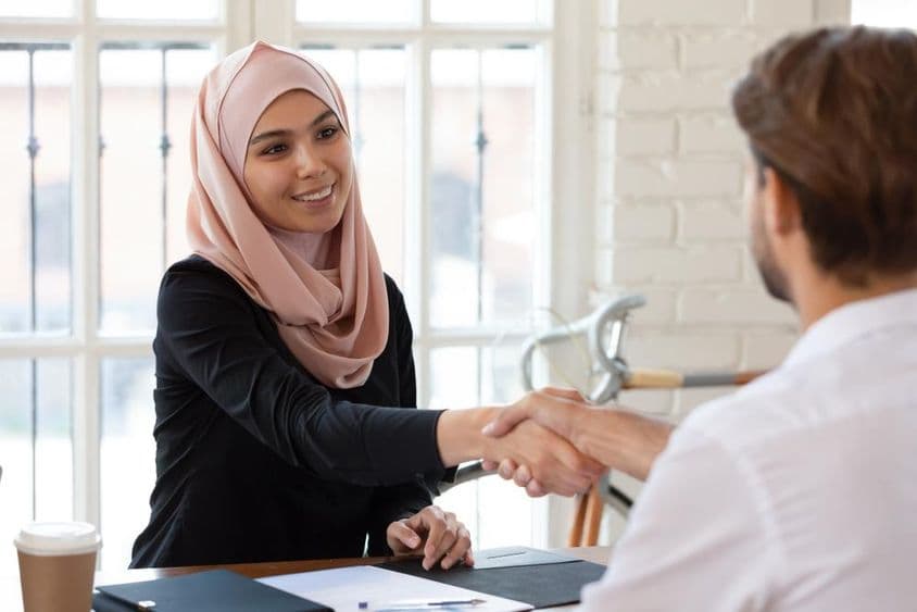 عرب خاتون ایچ آر مینیجر نے حجاب میں مرد امیدوار سے مصافحہ کی۔