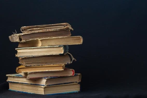 پرانے کتابوں کا ہارڈ کور ڈھیر۔