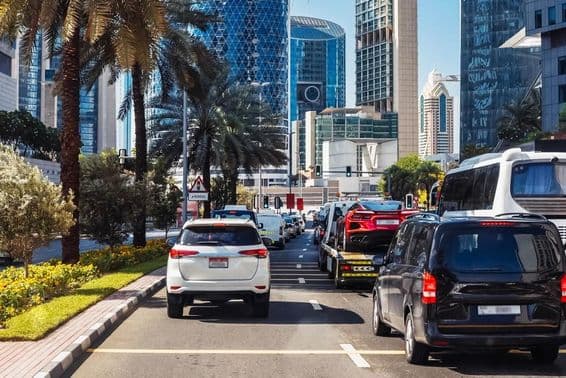 دبئی کی سڑکوں پر چلتی گاڑیاں۔