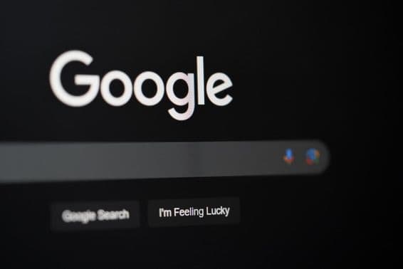 دبئی میں کمپیوٹر اسکرین پر گوگل کی تلاش