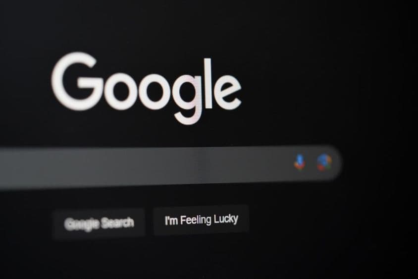 دبئی میں کمپیوٹر اسکرین پر گوگل کی تلاش