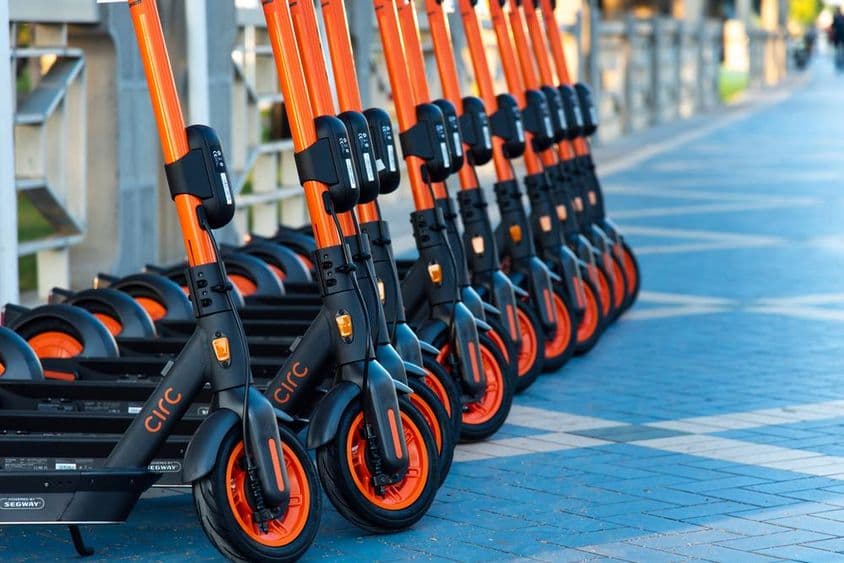 ابو ظہبی کی تفریحی چہل قدمی پر کرائے کا سکوٹر