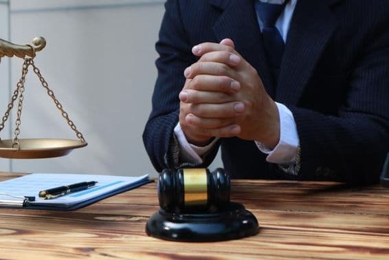 وکیل قانونی مشورہ دیتا ہے۔