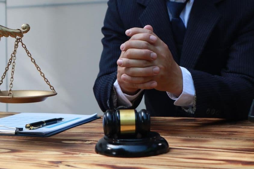 وکیل قانونی مشورہ دیتا ہے۔