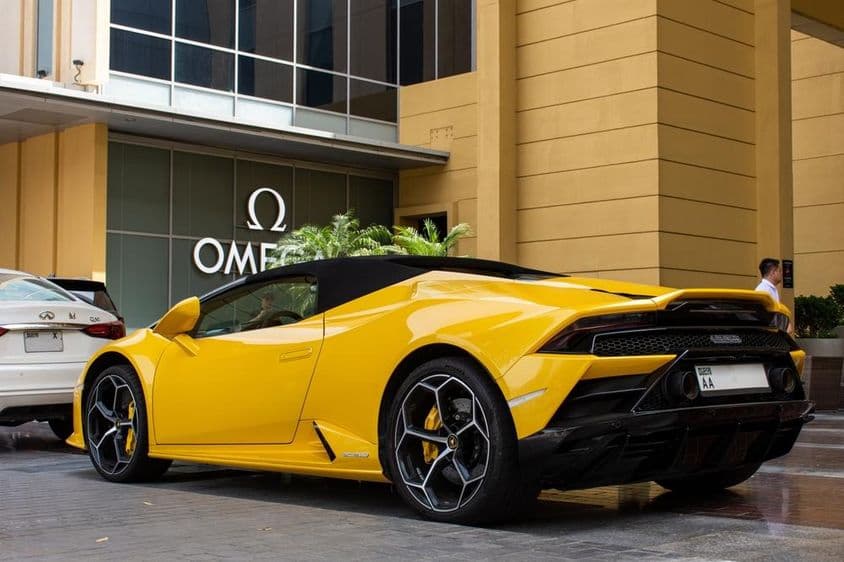 دبئی مال میں پارک کی گئی پیلی لیبمرگینی ہوراکان ایوو سپائیڈر۔