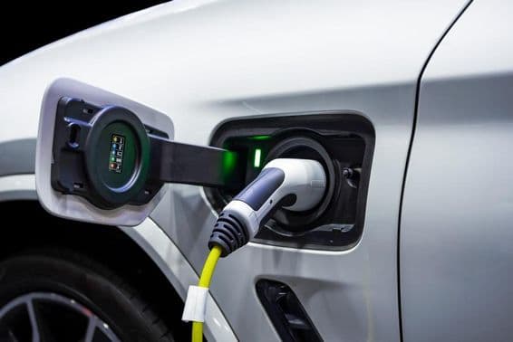 بجلی گاڑی سے منسلک پاور کیبل۔