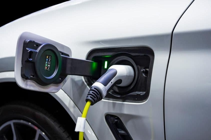 بجلی گاڑی سے منسلک پاور کیبل۔